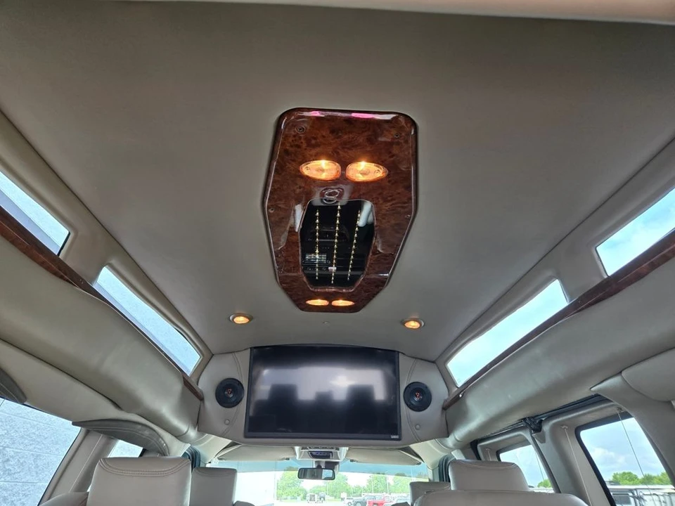 2022 Chevrolet Express - Image 8 of 12