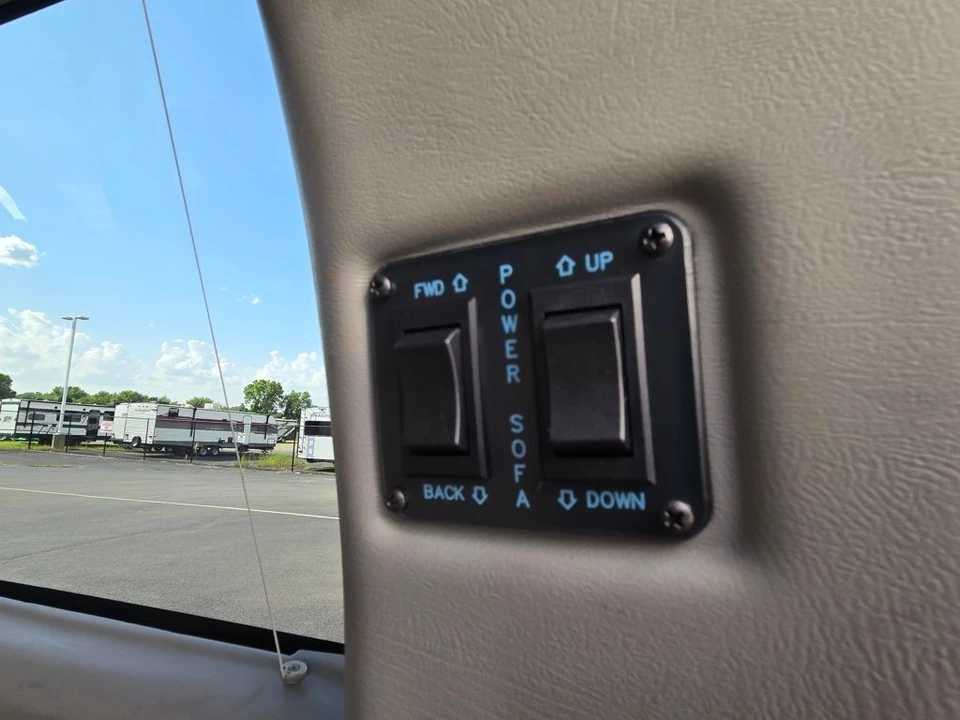 2022 Chevrolet Express - Image 6 of 12