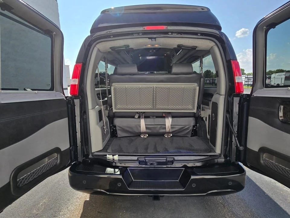 2022 Chevrolet Express - Image 5 of 12