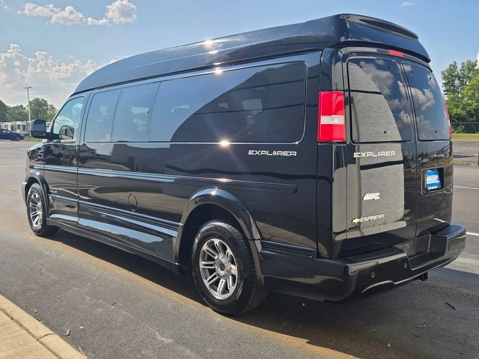 2022 Chevrolet Express - Image 9 of 12