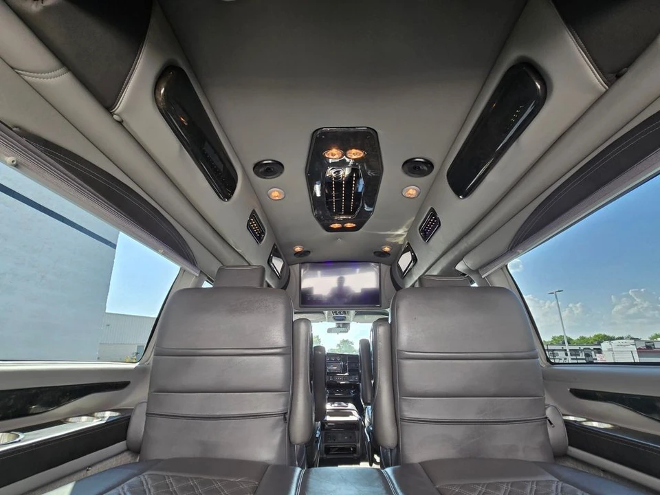 2022 Chevrolet Express - Image 8 of 12