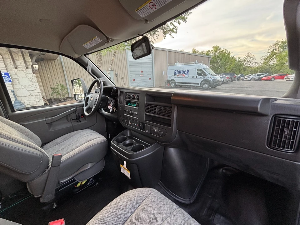 2022 Chevrolet Express - Image 13 of 21