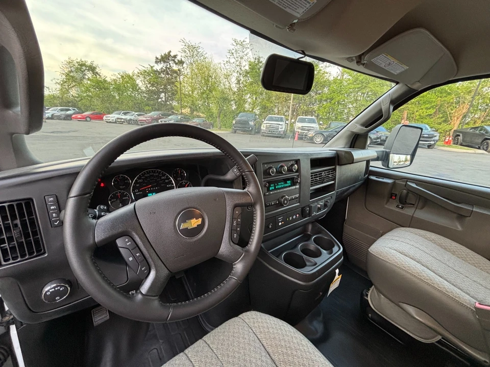 2022 Chevrolet Express - Image 10 of 21