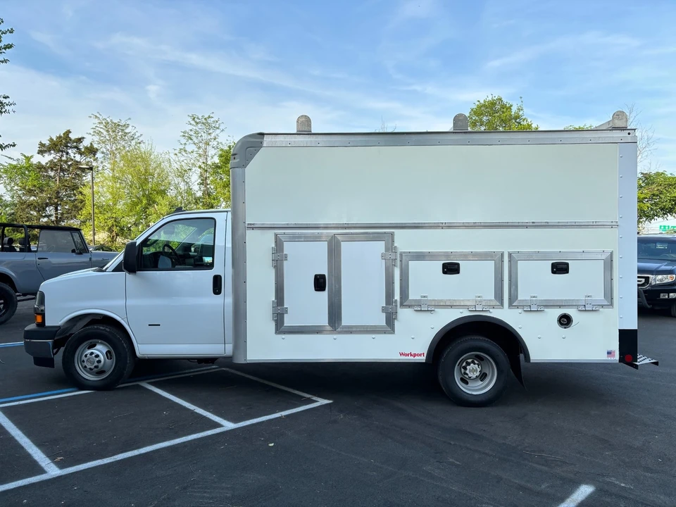2022 Chevrolet Express - Image 8 of 21