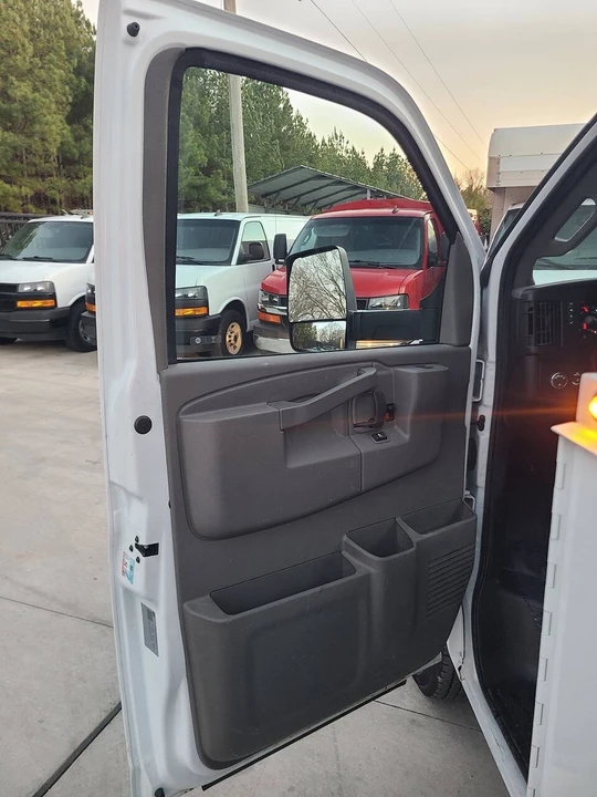 2022 Chevrolet Express - Image 10 of 21