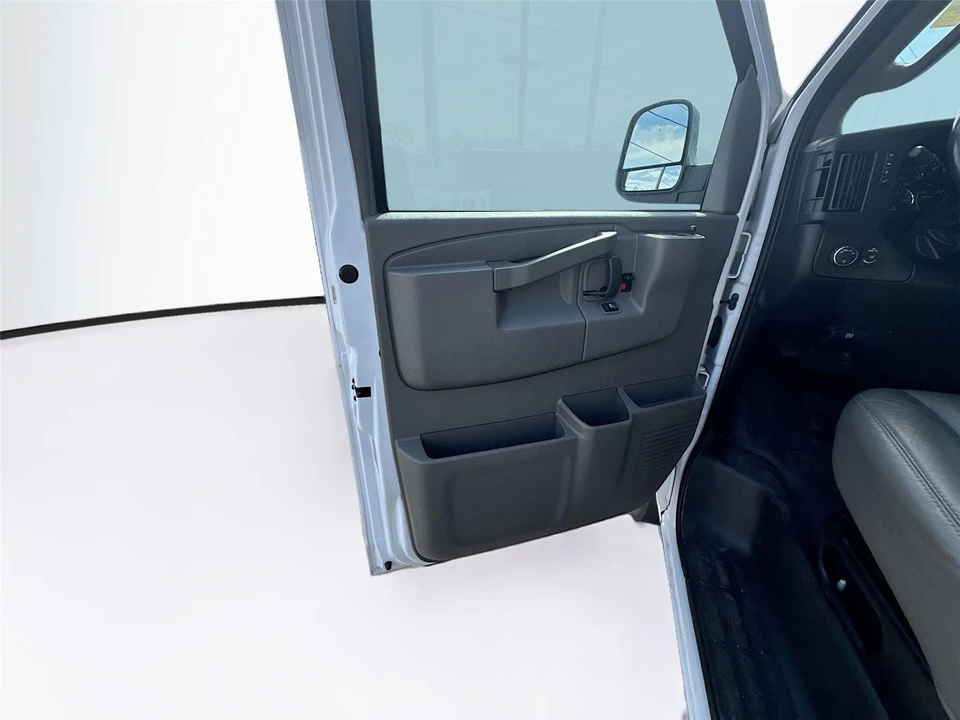 2022 Chevrolet Express - Image 13 of 16