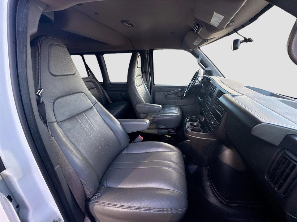 2022 Chevrolet Express - Image 15 of 21