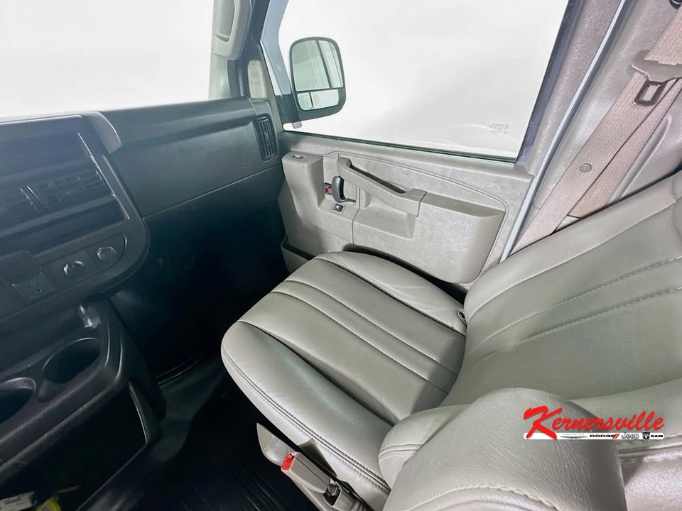2022 Chevrolet Express - Image 11 of 21