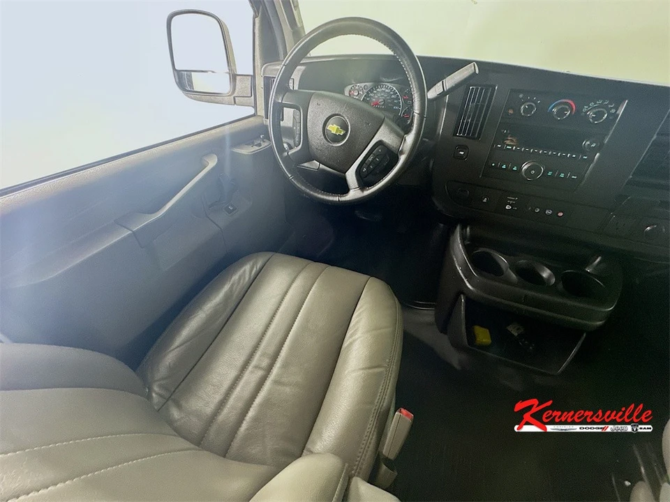 2022 Chevrolet Express - Image 9 of 21
