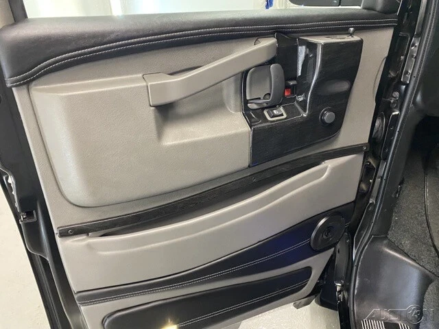 2022 Chevrolet Express - Image 17 of 21