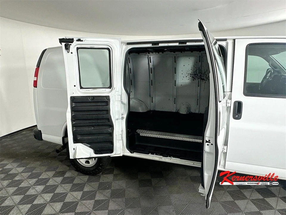 2022 Chevrolet Express - Image 13 of 21