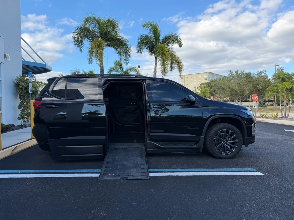 2022 Chevrolet Traverse - Image 2 of 21