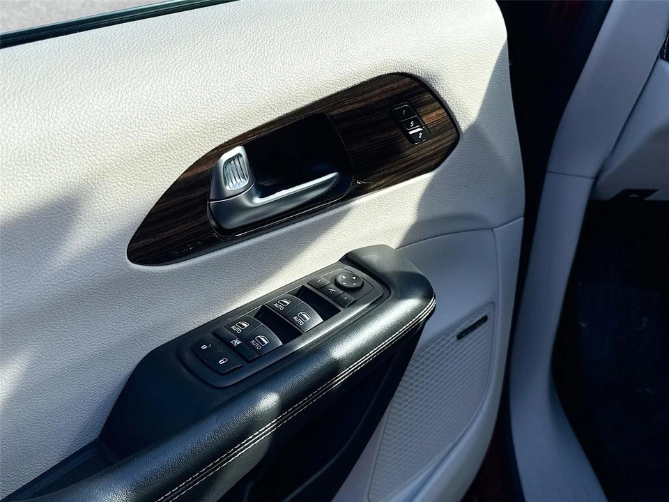 2022 Chrysler - Image 16 of 21