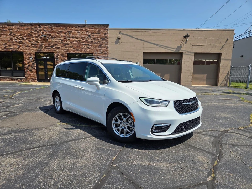 2022 Chrysler - Image 2 of 15