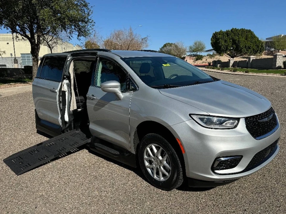 2022 Chrysler - Image 2 of 15