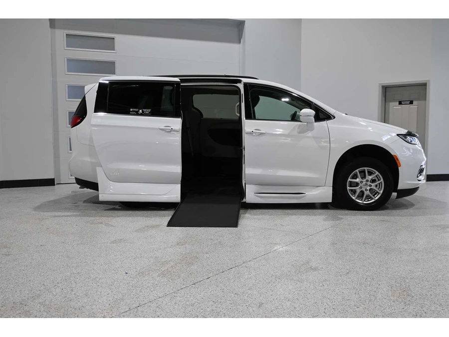 2022 Chrysler - Image 17 of 21