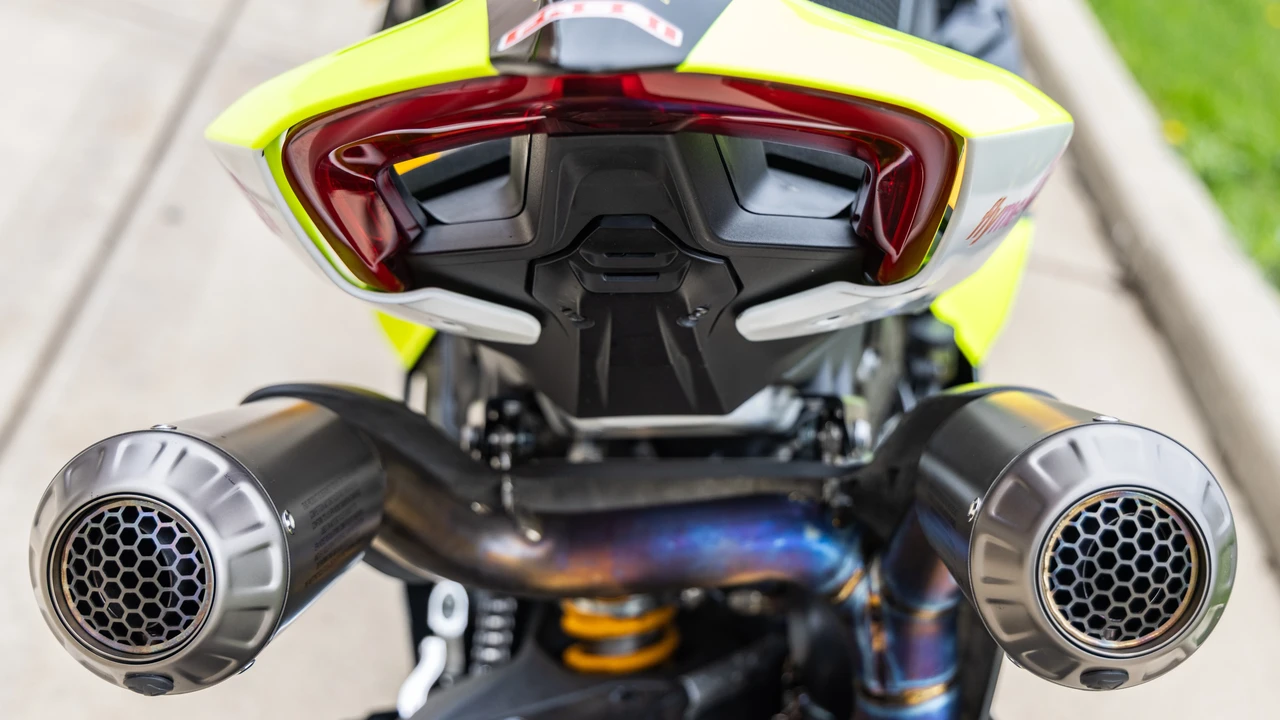 2022 Ducati V4 - Image 9 of 31