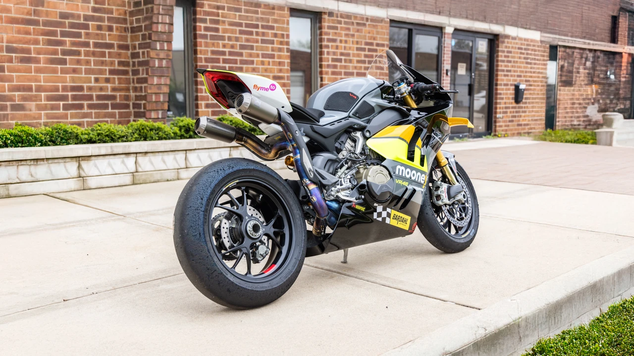 2022 Ducati V4 - Image 5 of 31