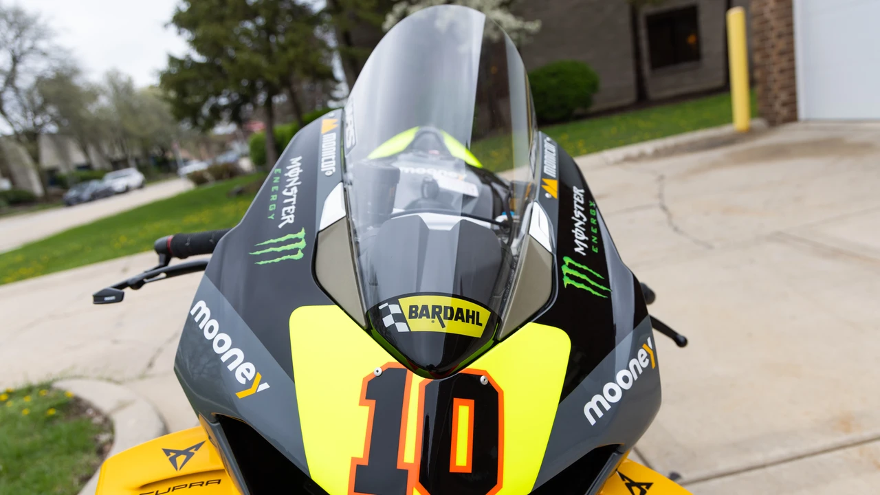 2022 Ducati V4 - Image 10 of 31