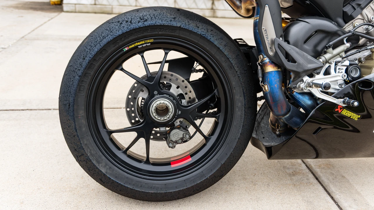 2022 Ducati V4 - Image 26 of 31