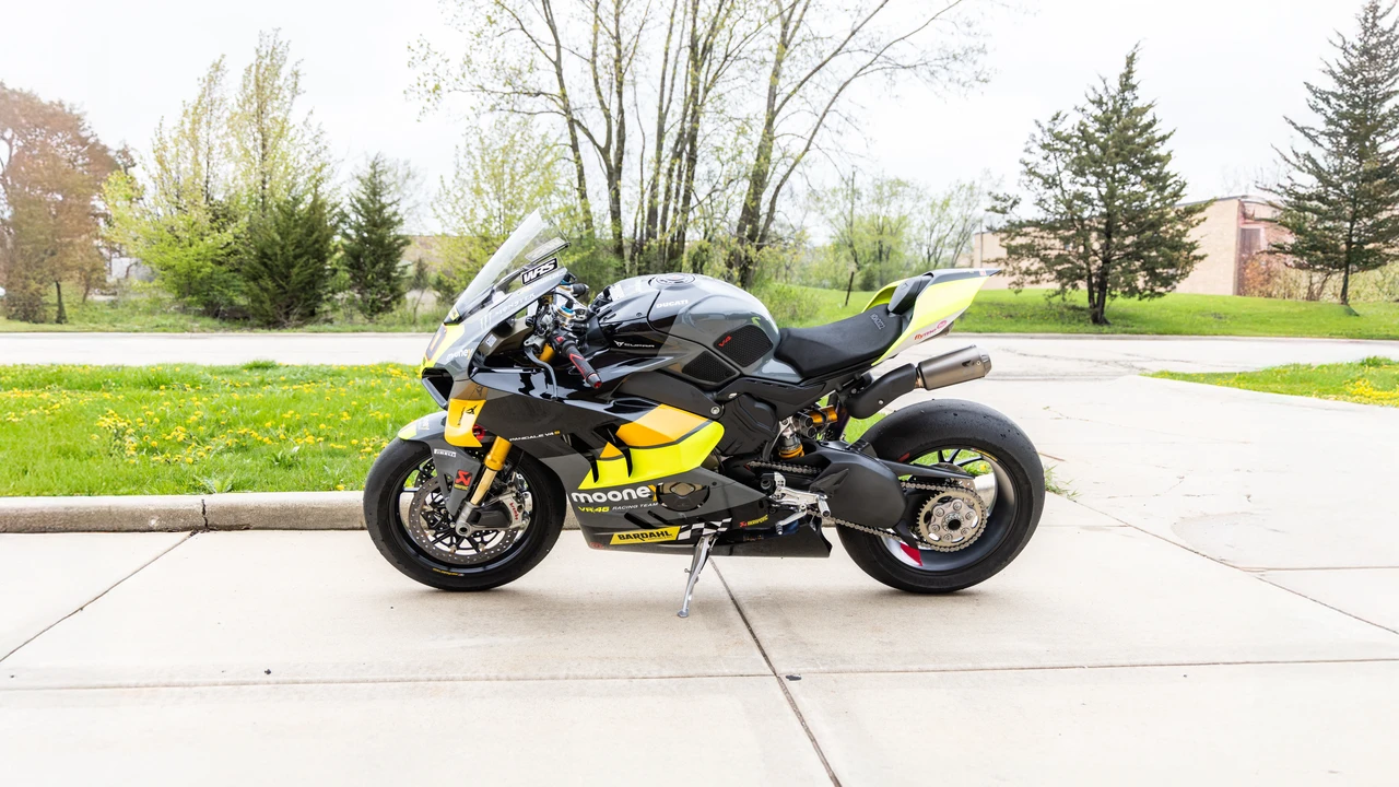 2022 Ducati V4 - Image 8 of 31