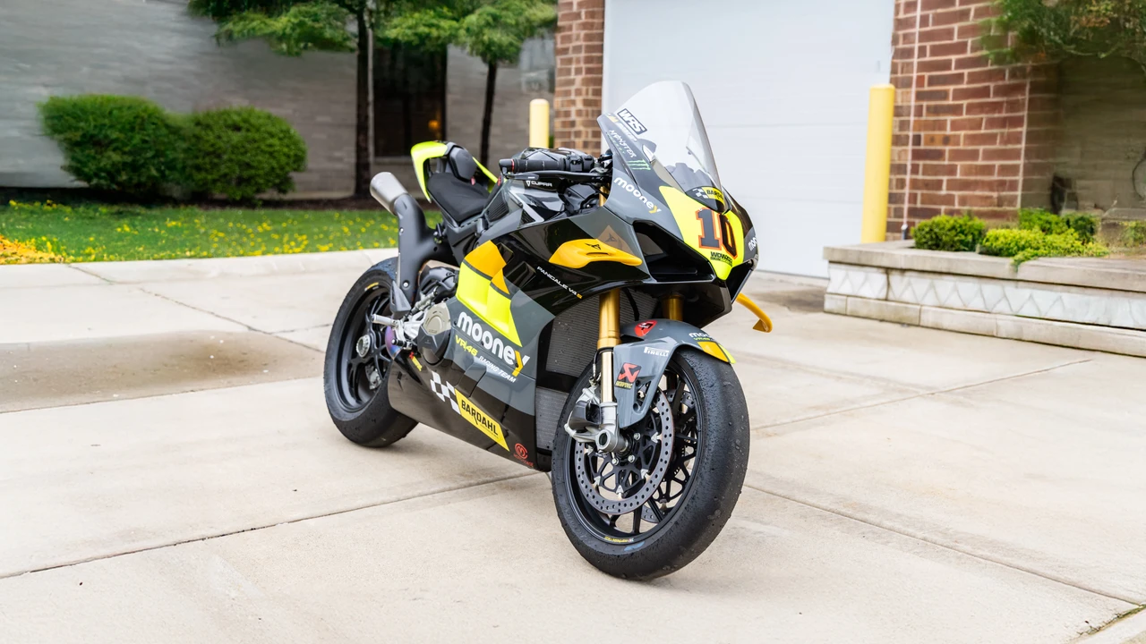 2022 Ducati V4 - Image 3 of 31