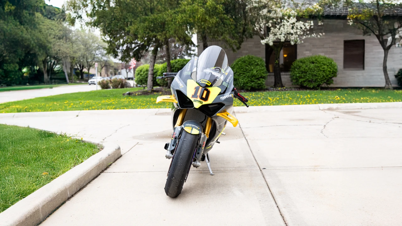 2022 Ducati V4 - Image 2 of 31