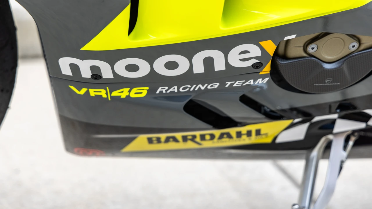 2022 Ducati V4 - Image 21 of 31