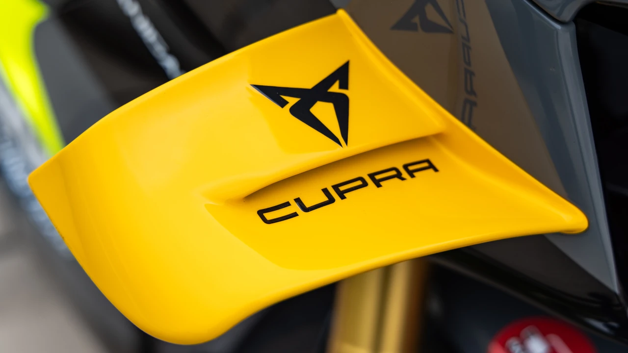 2022 Ducati V4 - Image 12 of 31