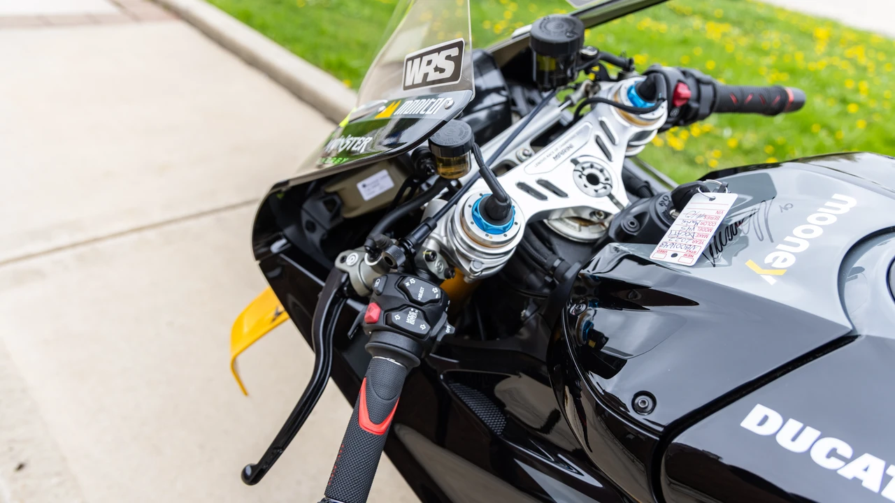 2022 Ducati V4 - Image 28 of 31