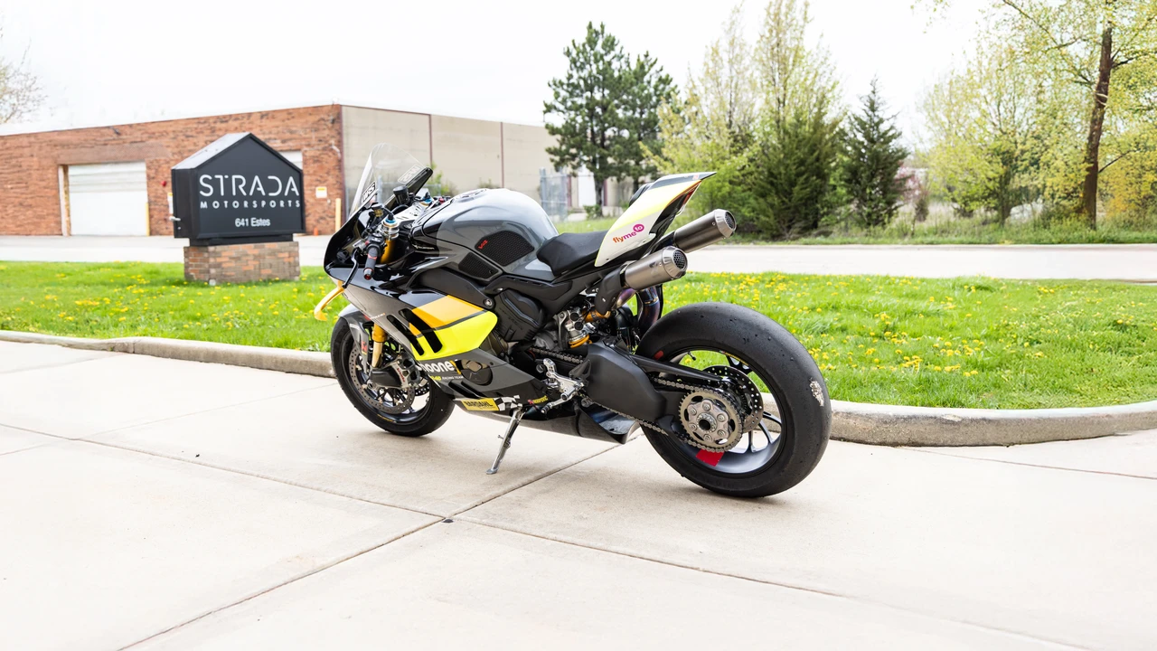 2022 Ducati V4 - Image 7 of 31