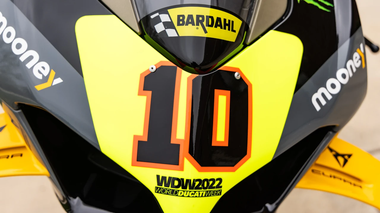 2022 Ducati V4 - Image 16 of 31