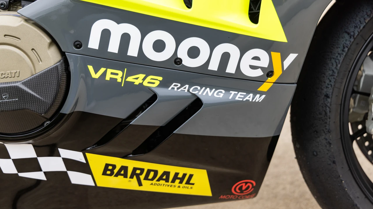 2022 Ducati V4 - Image 20 of 31