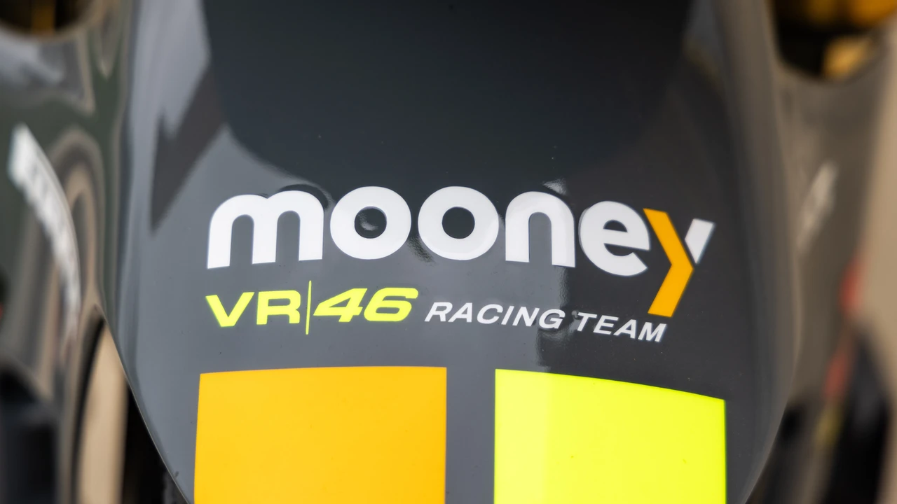 2022 Ducati V4 - Image 17 of 31