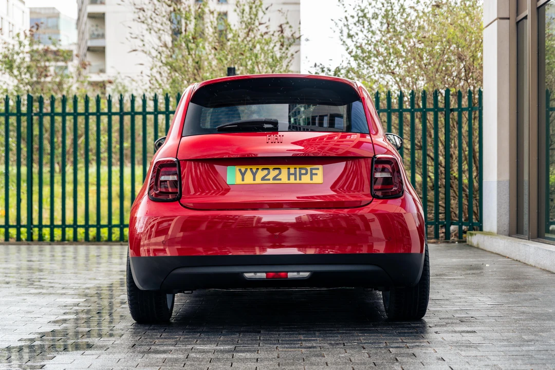 2022 Fiat 500e - Image 15 of 31