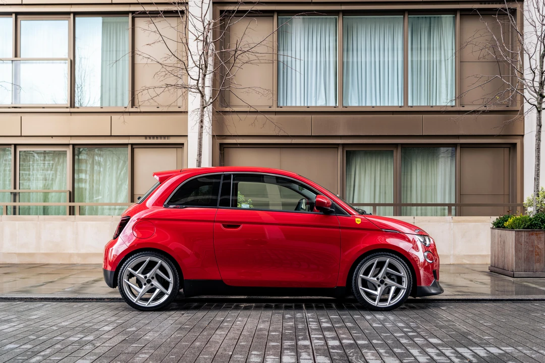 2022 Fiat 500e - Image 17 of 31