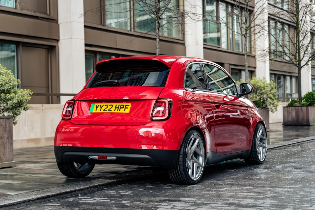 2022 Fiat 500e - Image 16 of 31