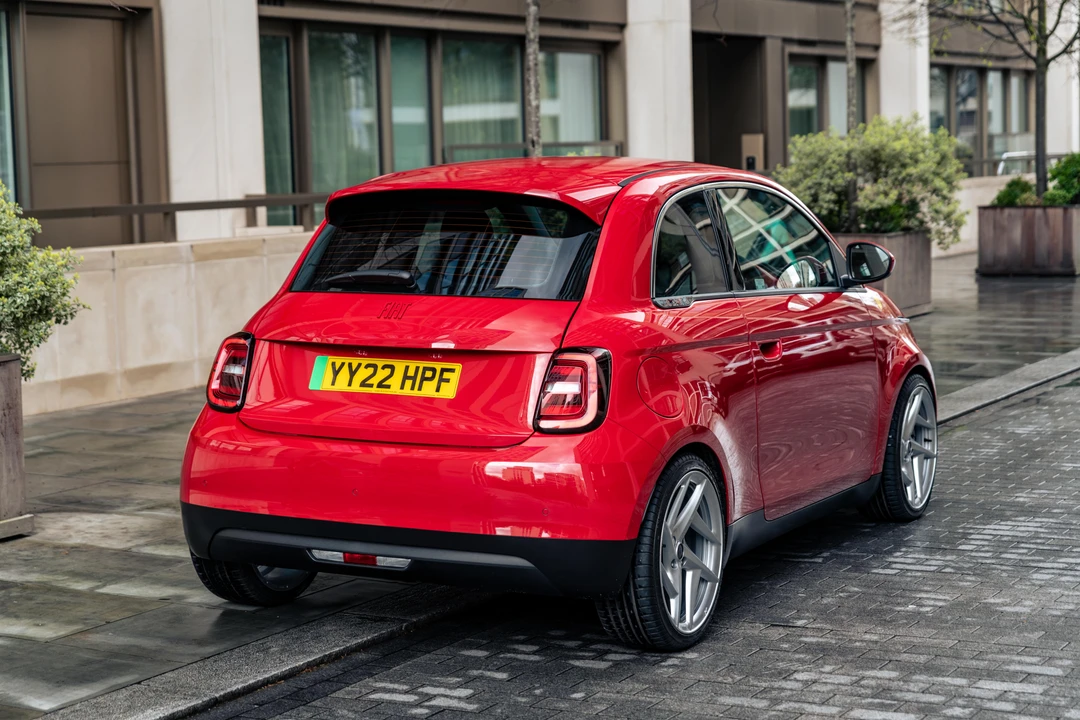 2022 Fiat 500e - Image 8 of 31