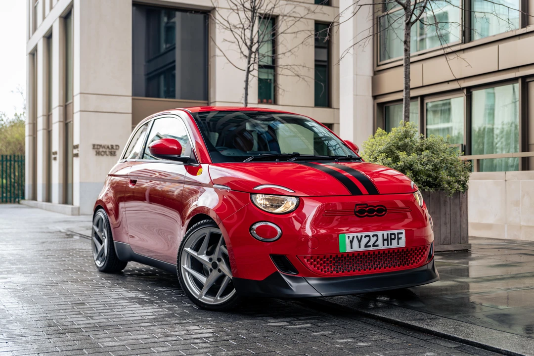 2022 Fiat 500e - Image 2 of 31