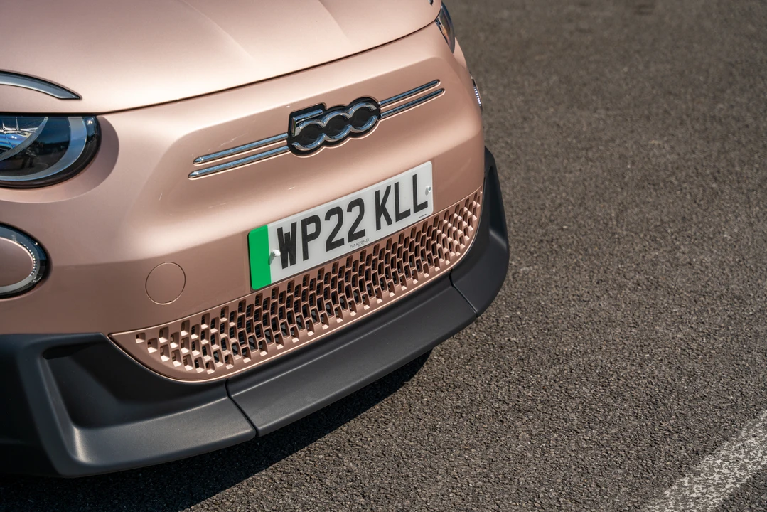 2022 Fiat 500e - Image 25 of 31