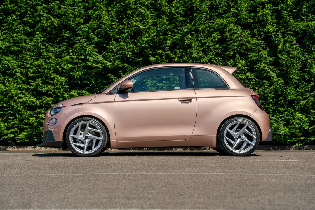 2022 Fiat 500e - Image 5 of 31