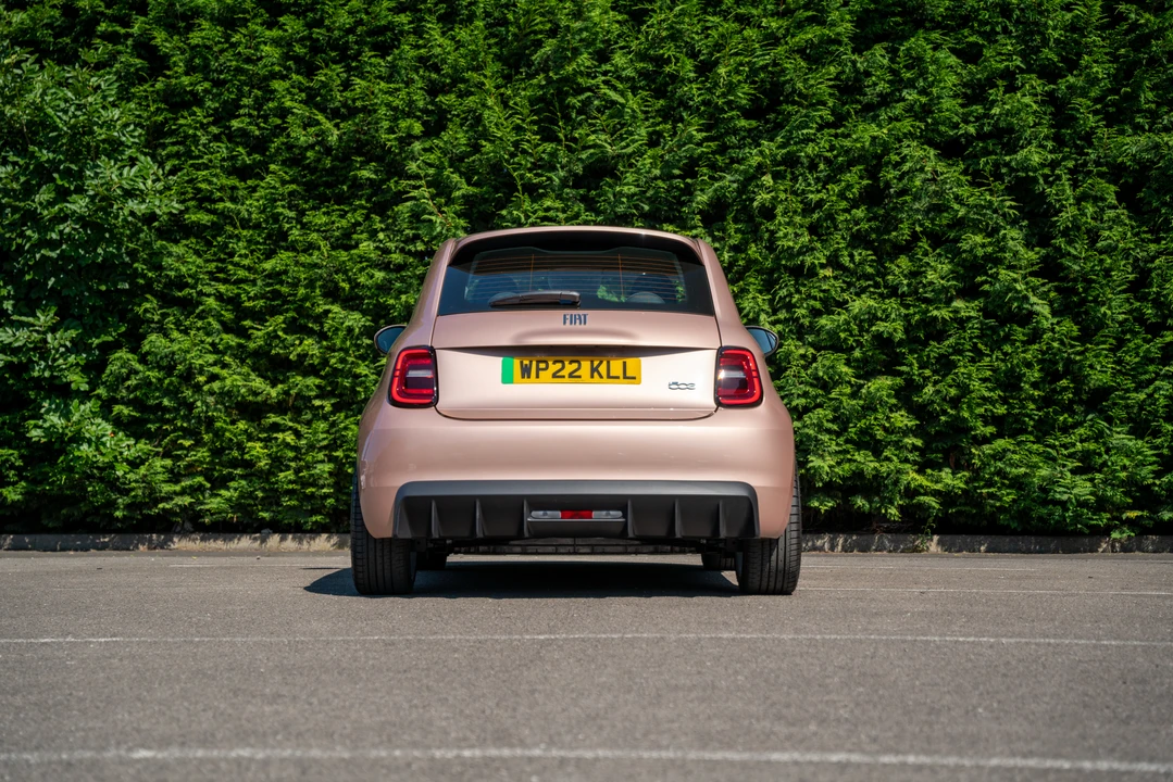 2022 Fiat 500e - Image 15 of 31