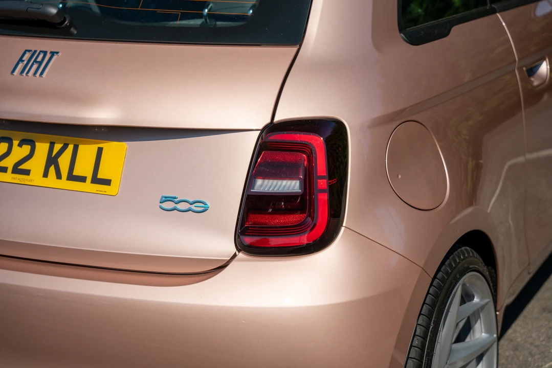 2022 Fiat 500e - Image 29 of 31