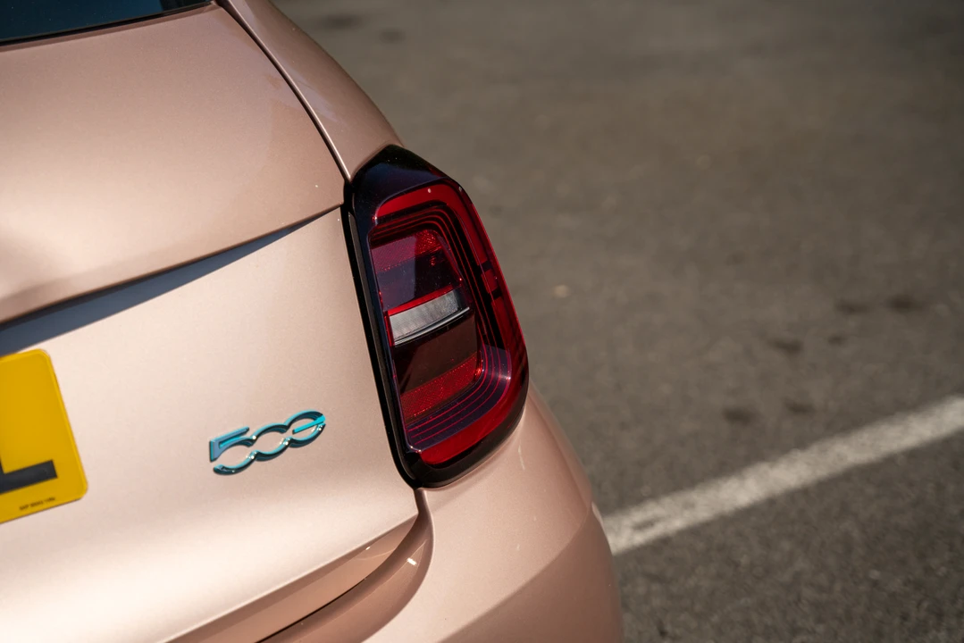 2022 Fiat 500e - Image 30 of 31