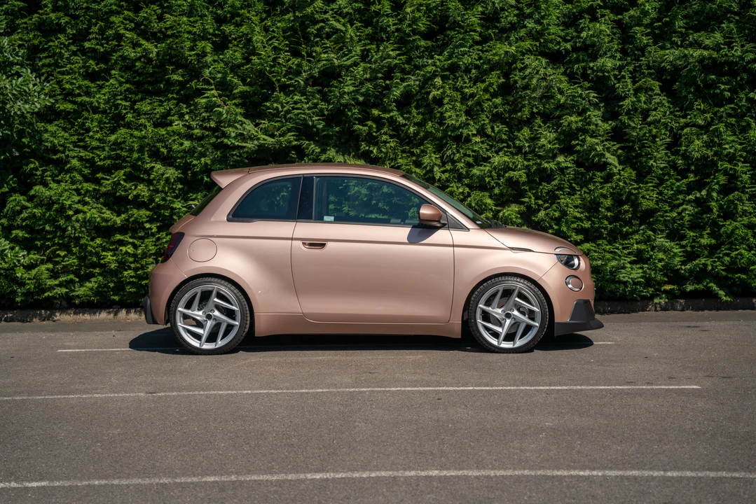 2022 Fiat 500e - Image 17 of 31