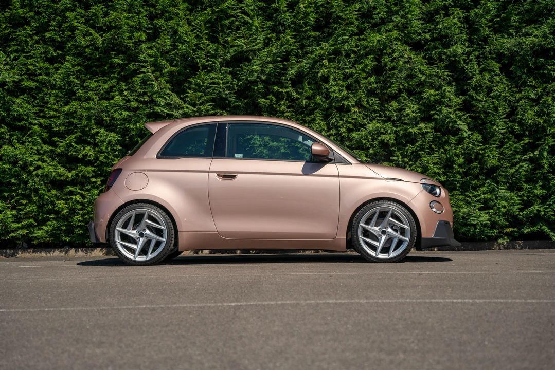 2022 Fiat 500e - Image 9 of 31