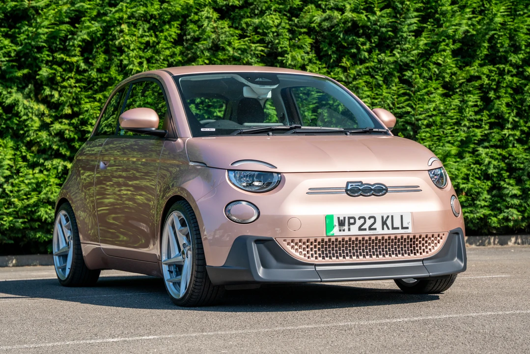 2022 Fiat 500e - Image 2 of 31