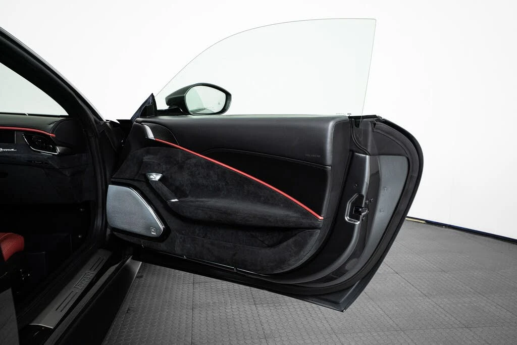 2022 Ferrari Roma - Image 24 of 31