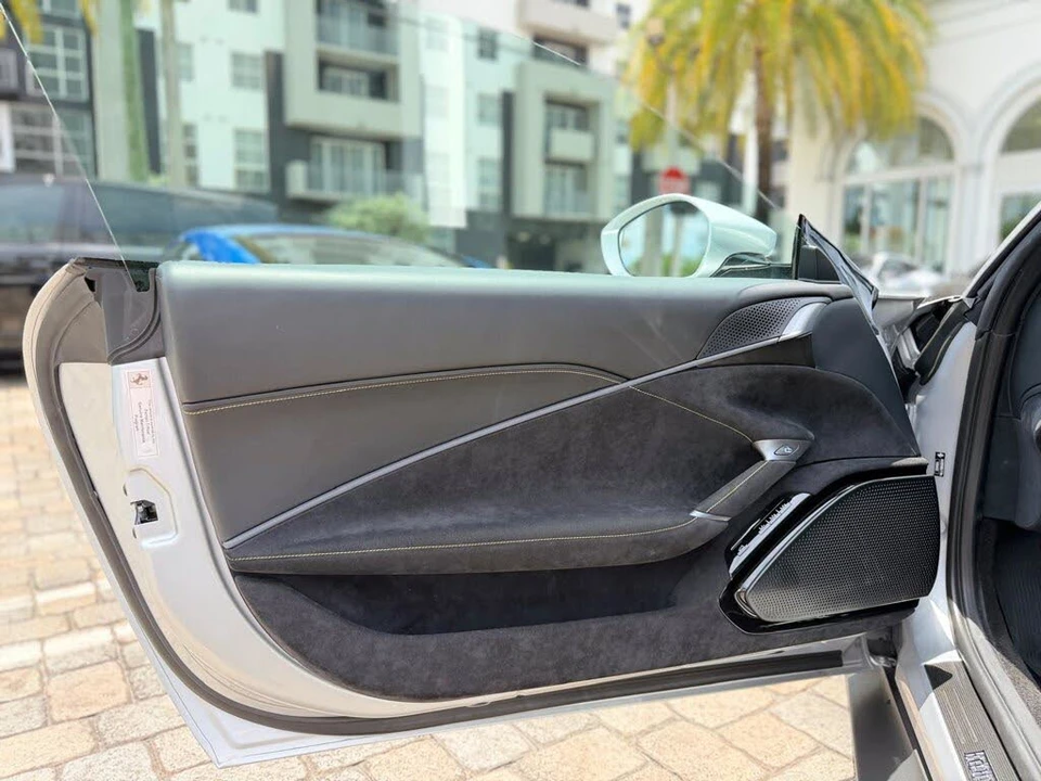 2022 Ferrari Roma - Image 27 of 31