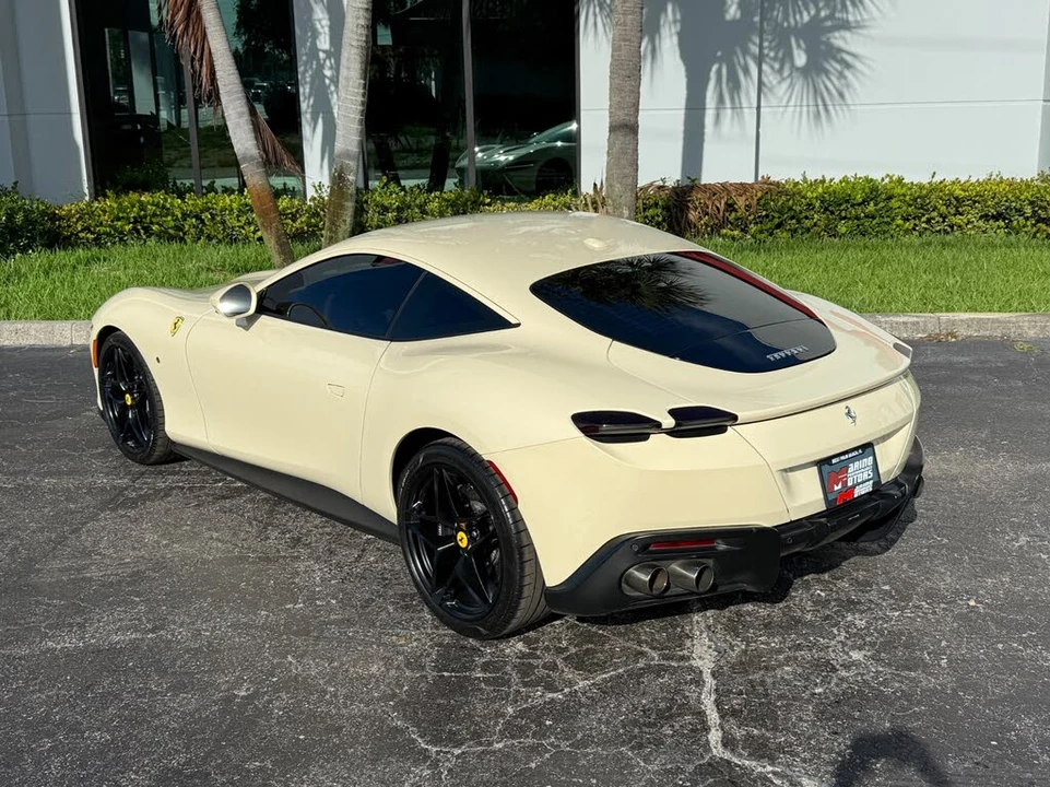 2022 Ferrari Roma - Image 17 of 31